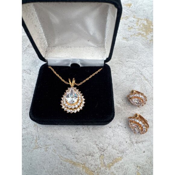 Vintage Pear Shaped Jewelry Set Clip On Earrings and Necklace Gift - Picture 1 of 8